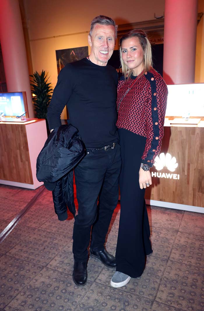 Zara och Sarah på fest för telefonjätten