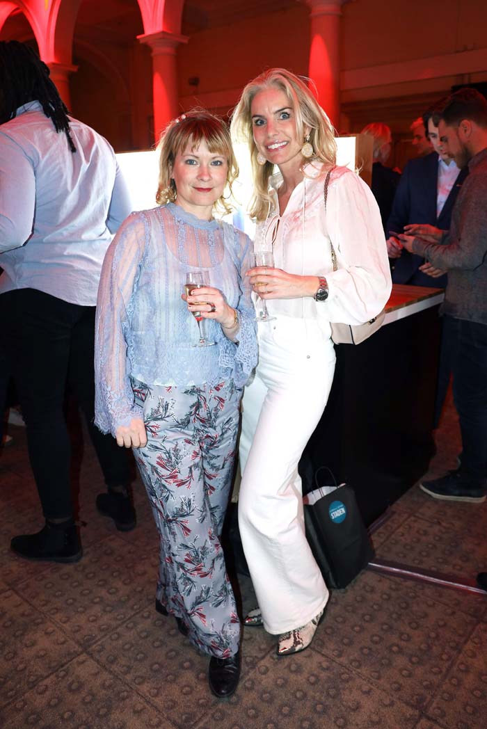 Zara och Sarah på fest för telefonjätten
