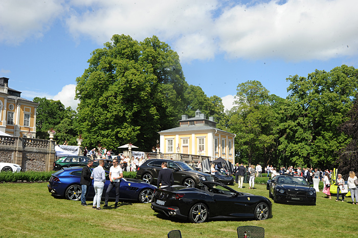 Drottningens frisör visade upp pojkvännen på motordagen