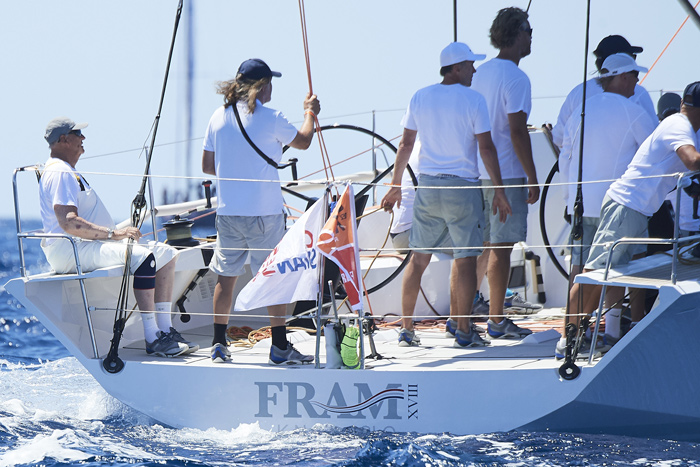 Kung Harald på spännande segling i Spanien