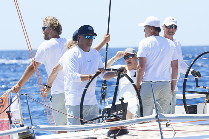 Kung Harald på spännande segling i Spanien