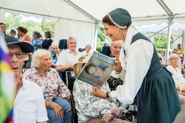 Drottning Silvia spred värme på "De gamlas dag"