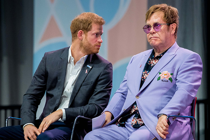 Elton John försvarar prinsparet i storbråket