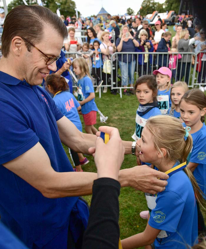 Estelles glädjefyllda dag med kompisarna