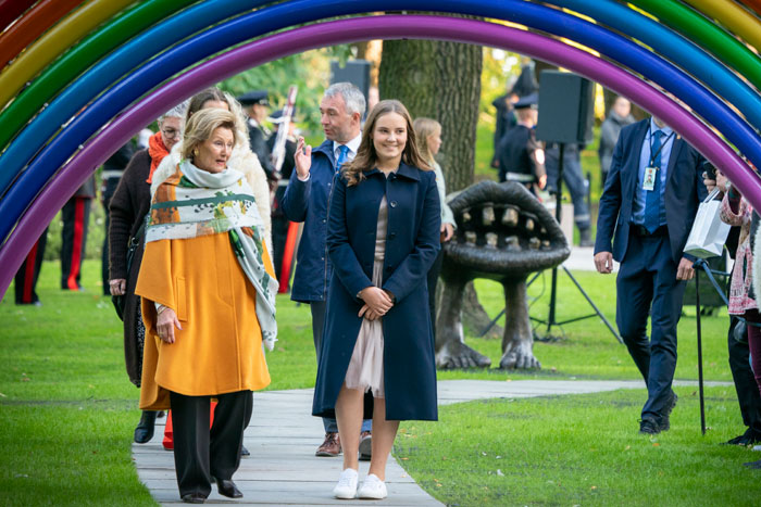 Ingrid Alexandras mysiga dag med farmor Sonja i parken