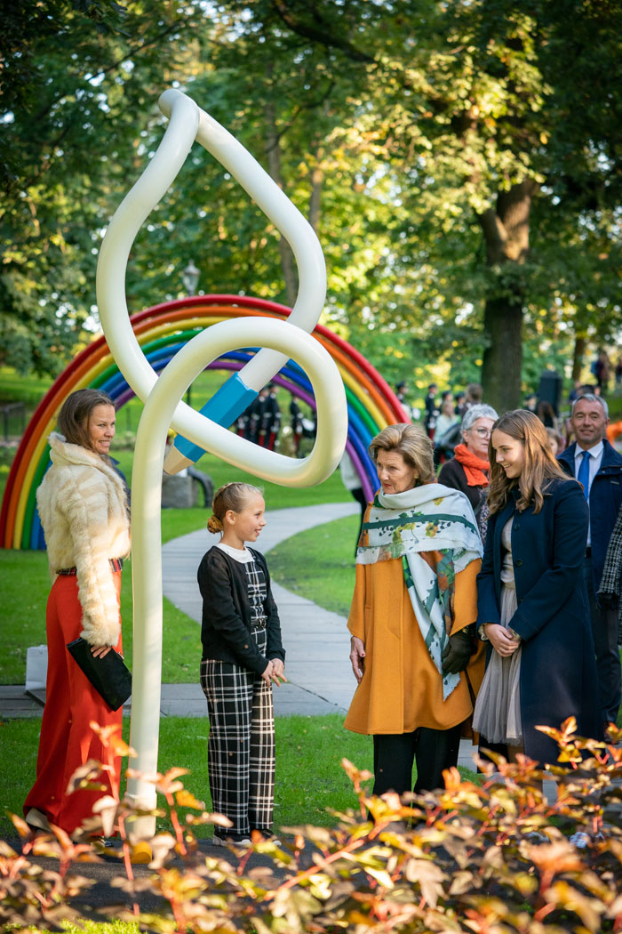 Ingrid Alexandras mysiga dag med farmor Sonja i parken