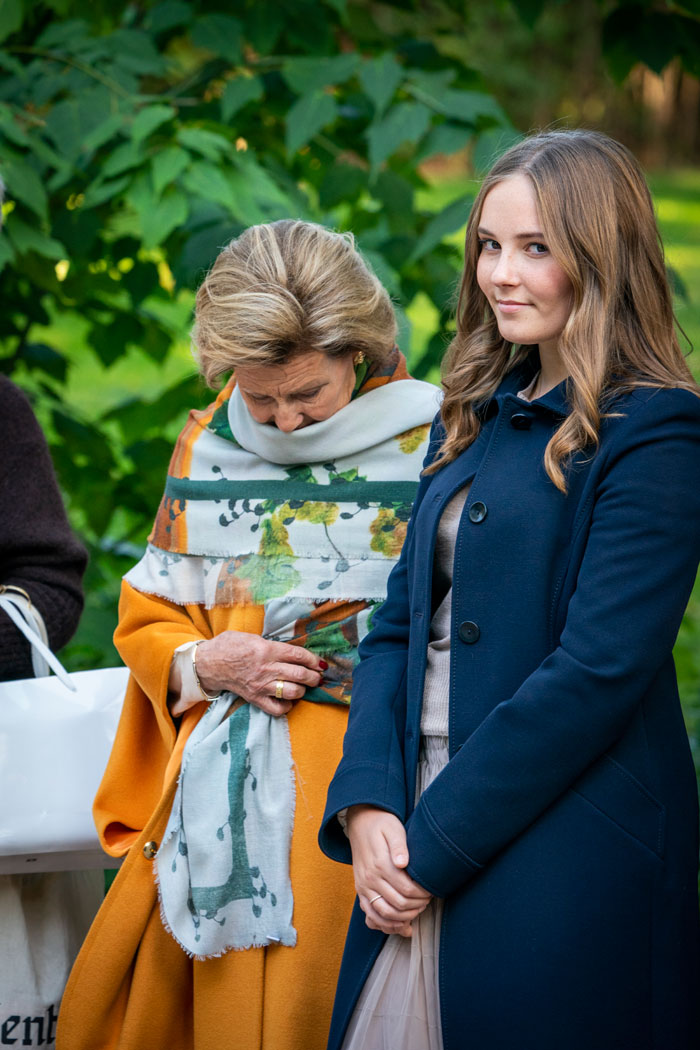 Ingrid Alexandras mysiga dag med farmor Sonja i parken