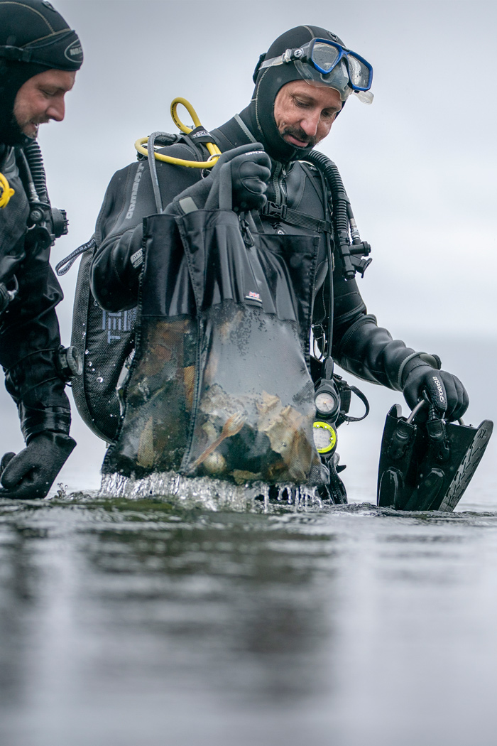 Här dyker kronprins Haakon upp ur havet