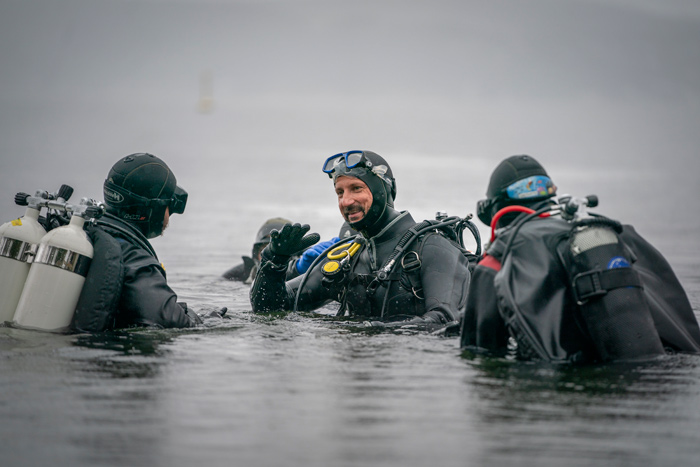 Här dyker kronprins Haakon upp ur havet