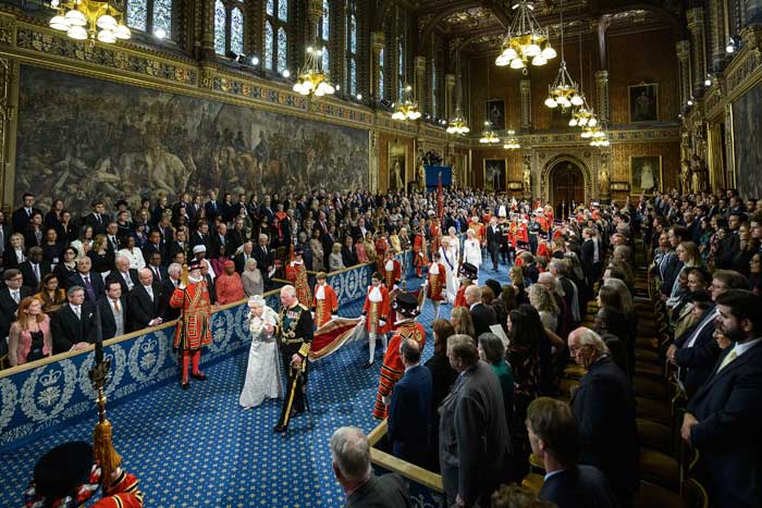 Drottning Elizabeth på högtidlig ceremoni