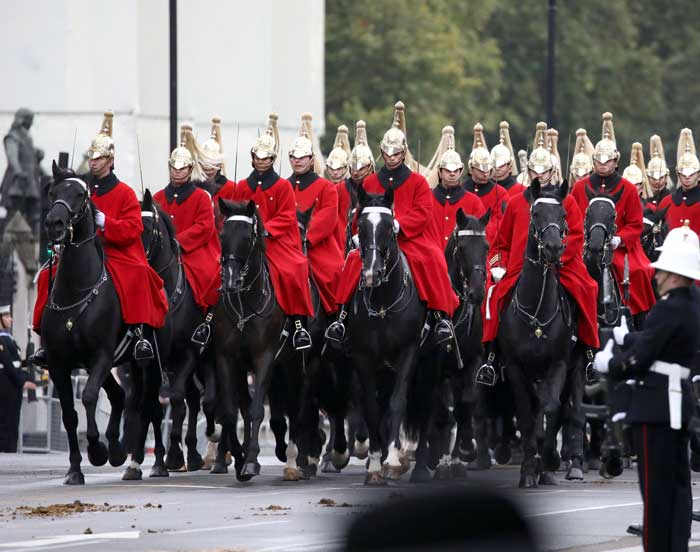 Drottning Elizabeth på högtidlig ceremoni