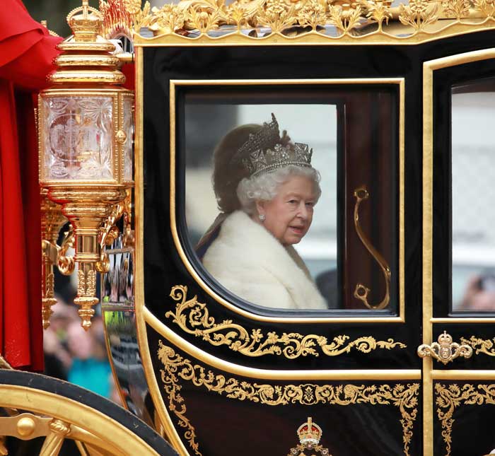 Drottning Elizabeth på högtidlig ceremoni