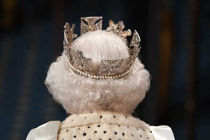 Drottning Elizabeth på högtidlig ceremoni