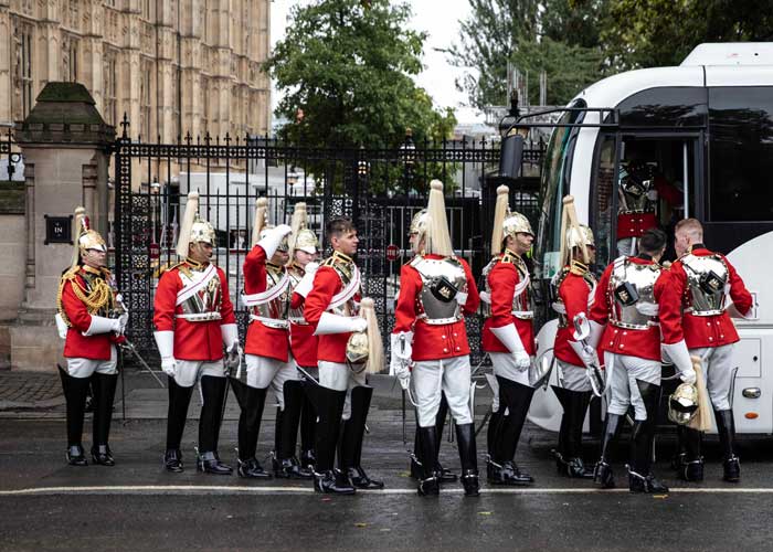 Drottning Elizabeth på högtidlig ceremoni