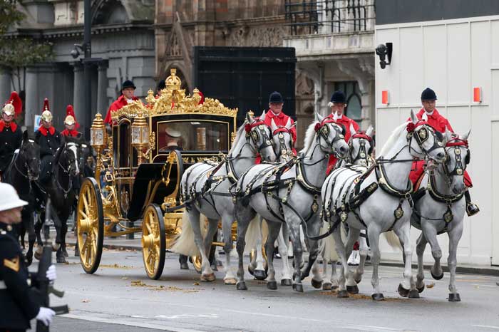 Drottning Elizabeth på högtidlig ceremoni