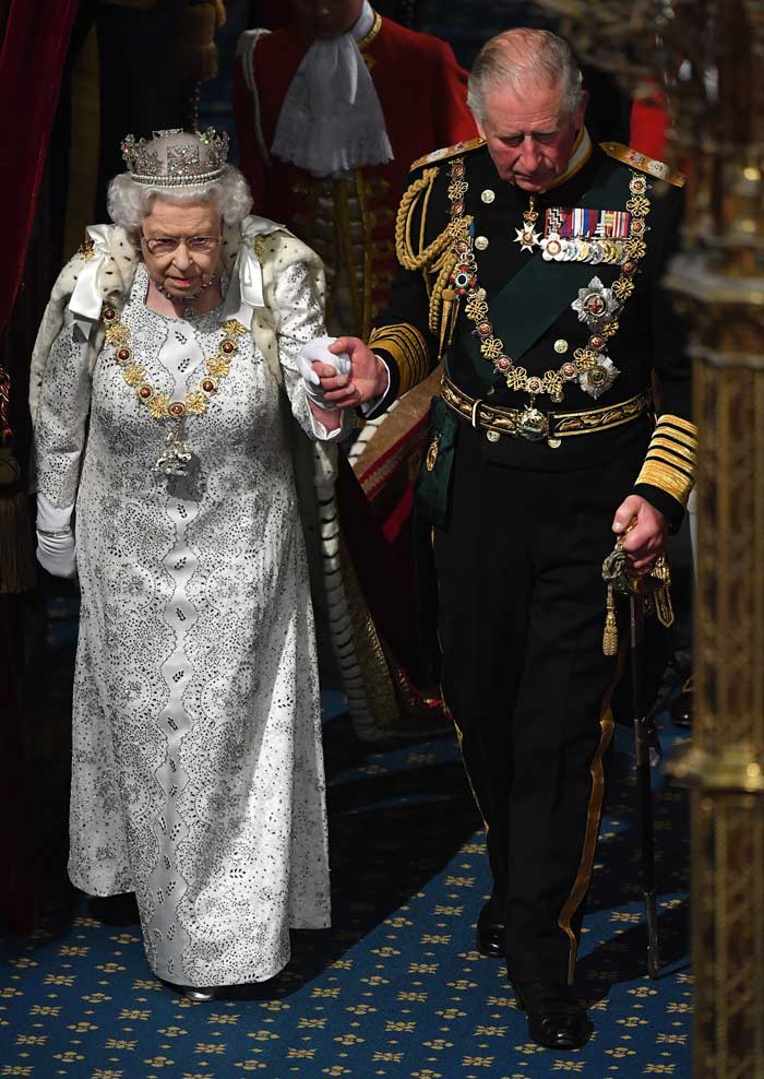 Drottning Elizabeth på högtidlig ceremoni