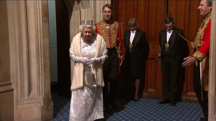 Drottning Elizabeth på högtidlig ceremoni