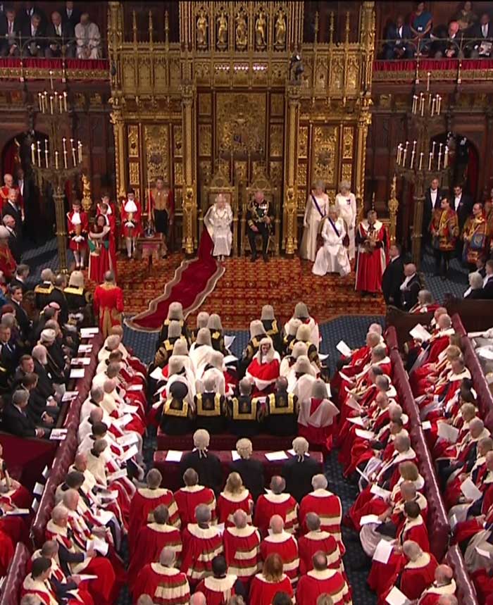 Drottning Elizabeth på högtidlig ceremoni