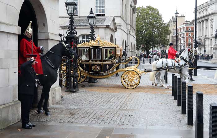 Drottning Elizabeth på högtidlig ceremoni