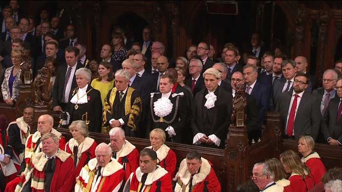 Drottning Elizabeth på högtidlig ceremoni