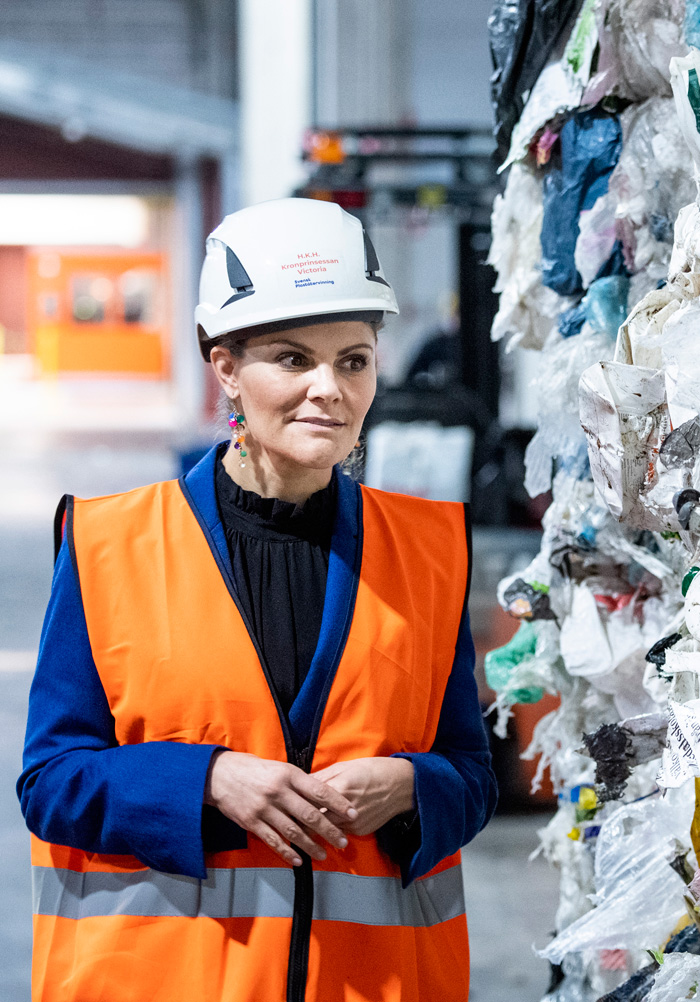 Hjälm på när Victoria kollade in plast i Motala