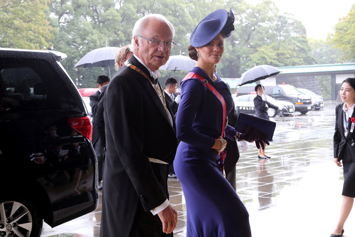 Kungen och Victoria på kröningen av Naruhito i Japan