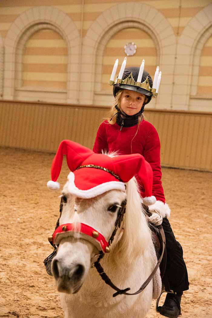 Estelles och Oscars mysiga lucia i stallet