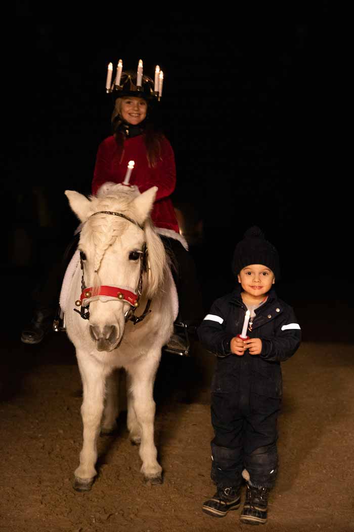 Estelles och Oscars mysiga lucia i stallet