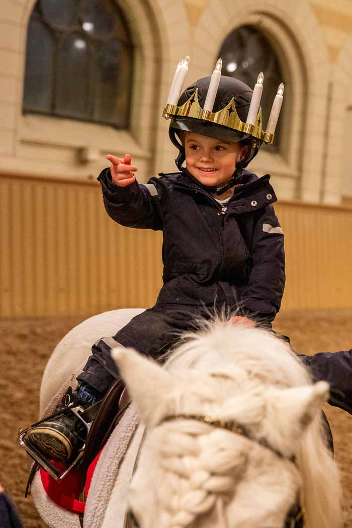 Estelles och Oscars mysiga lucia i stallet