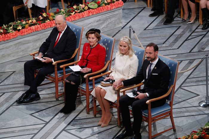 Norska kungafamiljen återförenad på Nobels fredspris