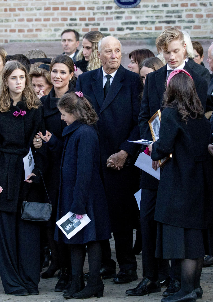 Kung Harald fortfarande inlagd på sjukhus