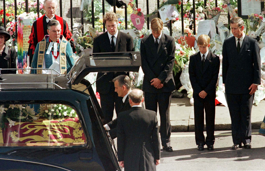 Prins Harry går i terapi efter mamma Dianas död