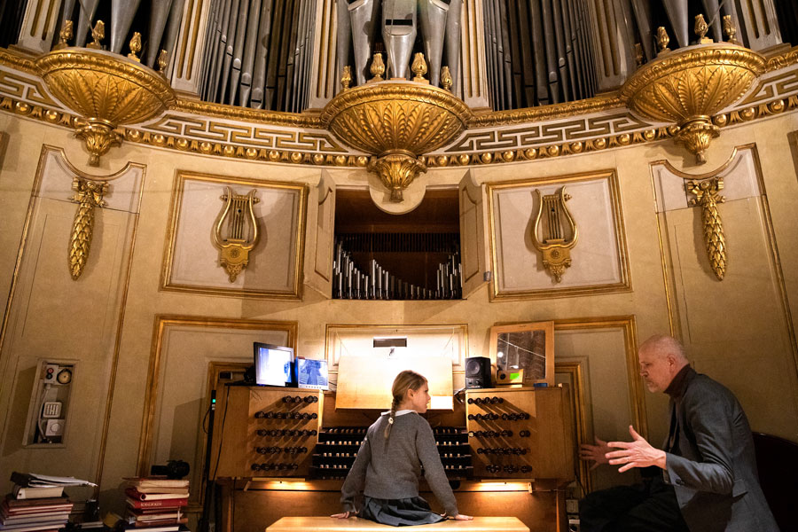 Prinsessan Estelle på orgel imponerade mamma Victoria