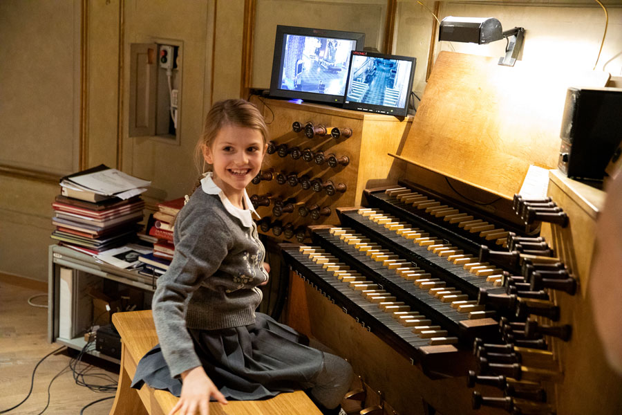 Prinsessan Estelle på orgel imponerade mamma Victoria