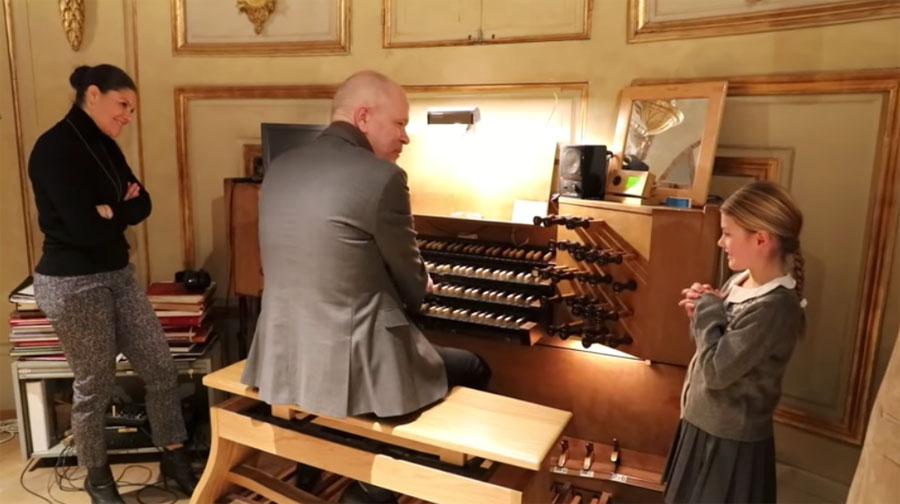 Prinsessan Estelle på orgel imponerade mamma Victoria