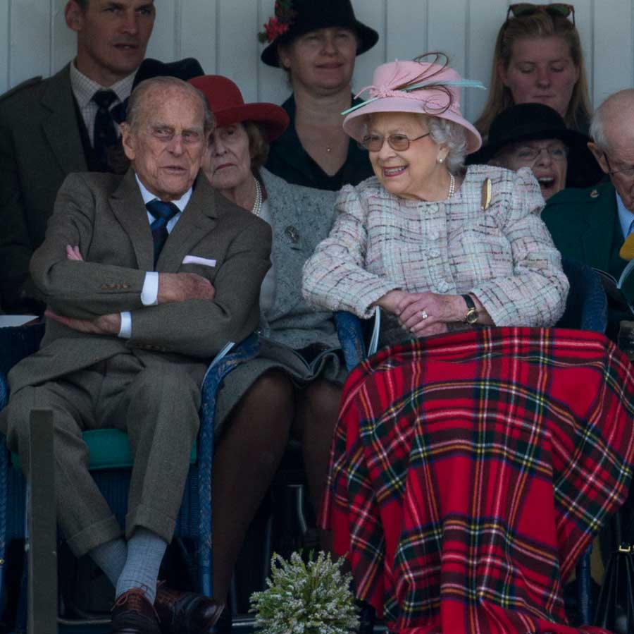 Prins Philip förd i ilfart till drottning Elizabeth