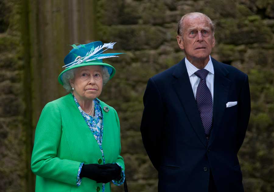 Prins Philip förd i ilfart till drottning Elizabeth