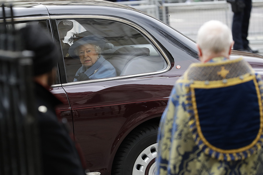 Drottning Elizabeth flyr från Buckingham Palace