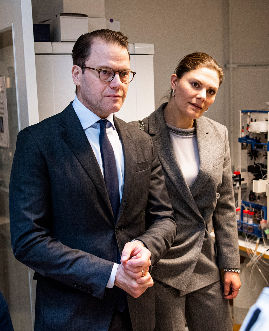 Här lämnar Victoria och Daniel isoleringen på Haga