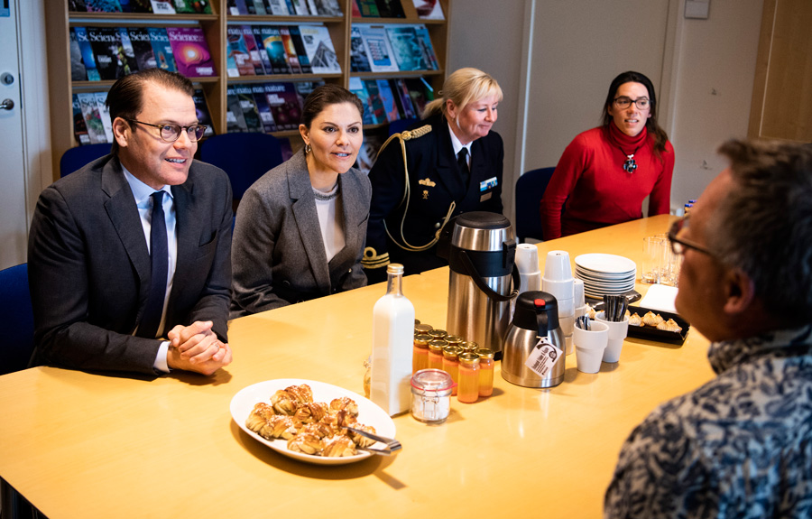 Här lämnar Victoria och Daniel isoleringen på Haga