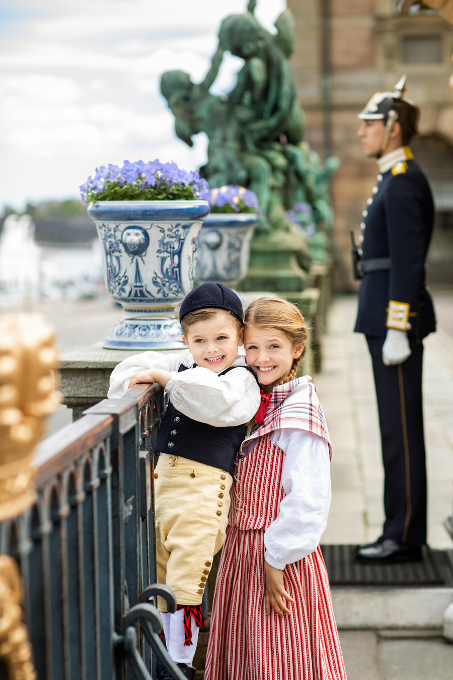 Supersöta bilderna på Oscar och Estelle i folkdräkter