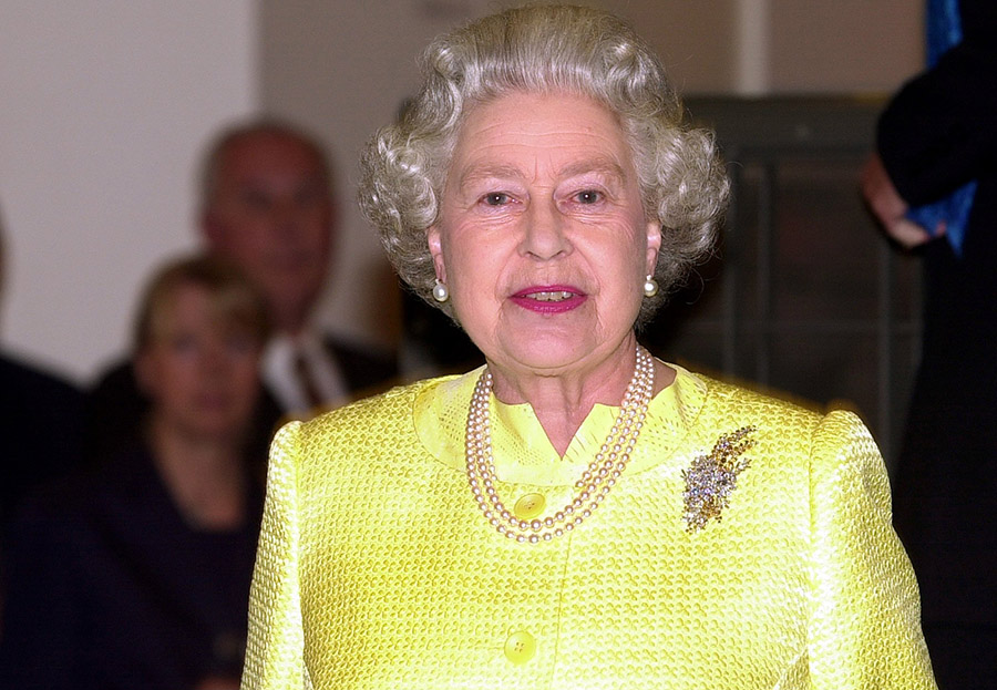 Drottning Elizabeth bestulen i Buckingham Palace