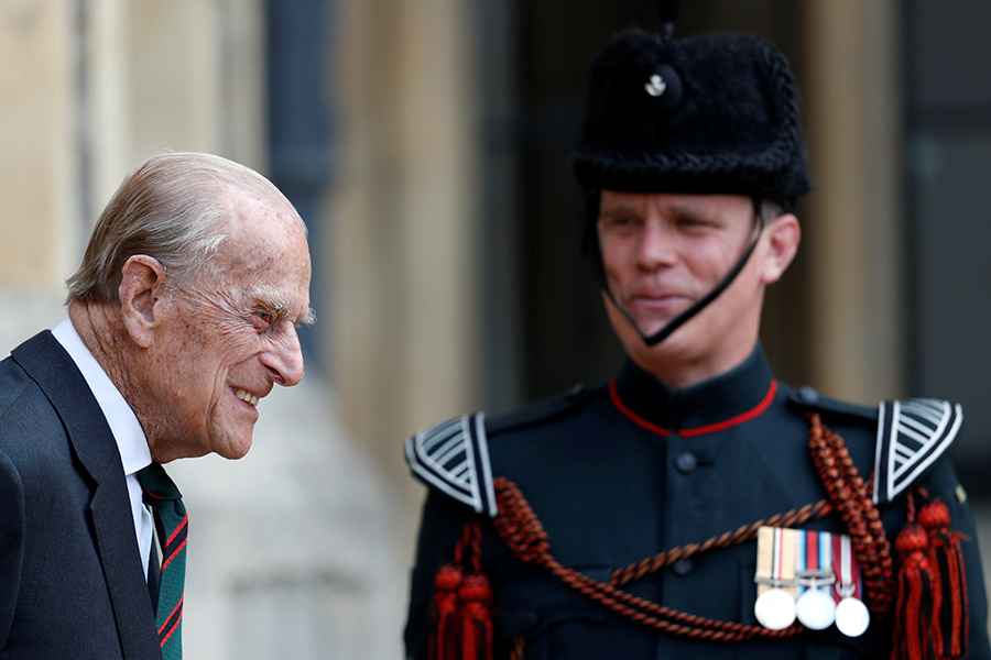 Drottning Elizabeth bestulen i Buckingham Palace