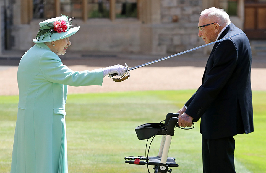 Drottning Elizabeth bestulen i Buckingham Palace