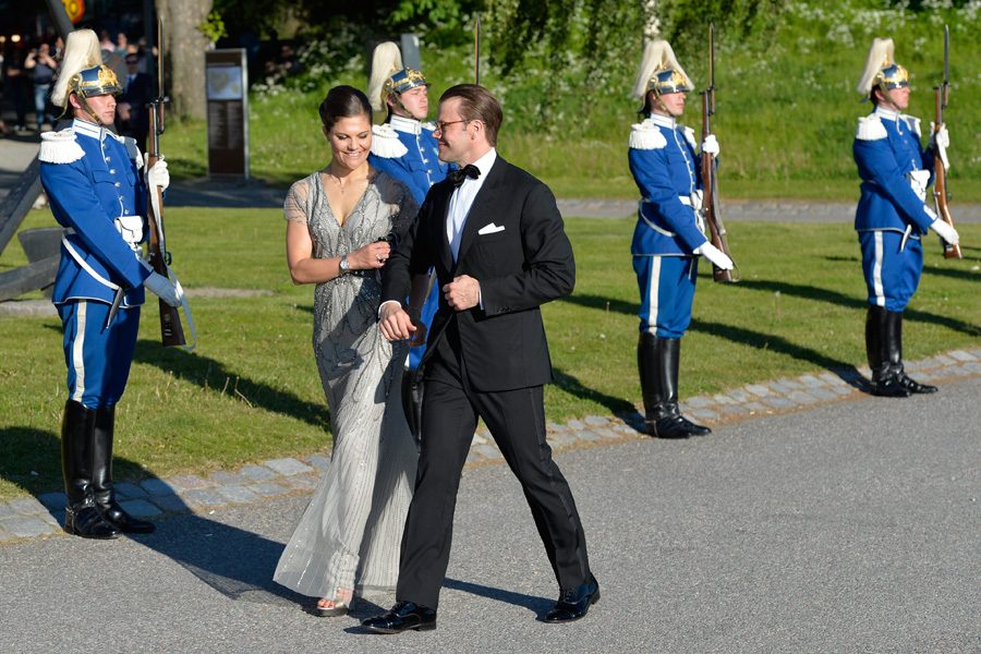 Victoria på romantisk kärleksfest i slottspark