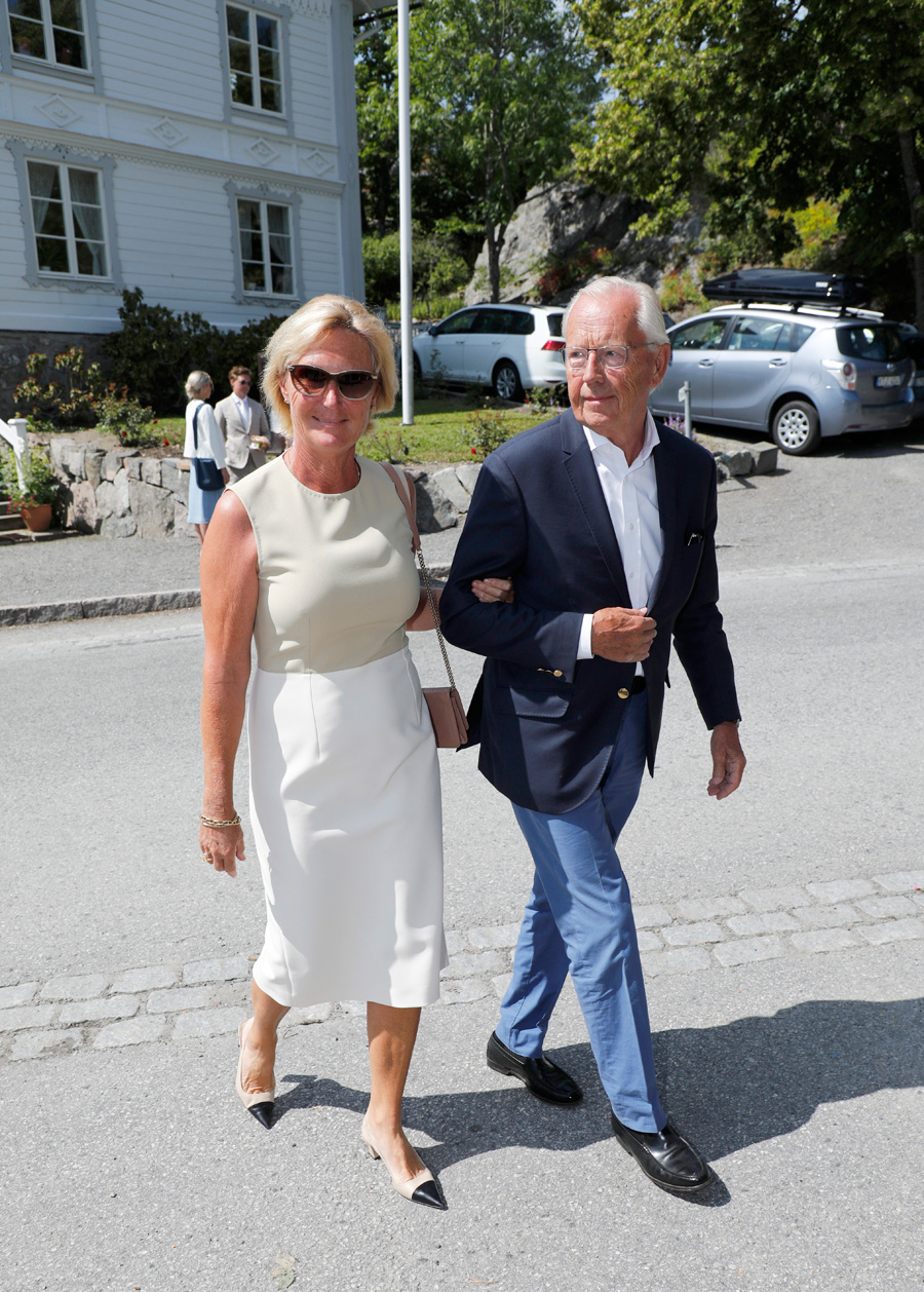 Victoria på romantisk kärleksfest i slottspark