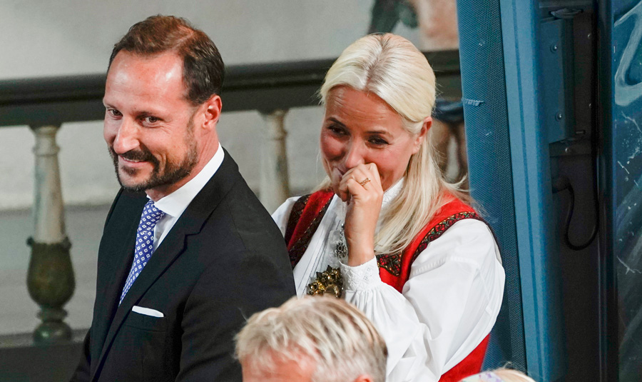 Mette-Marit rörd till tårar på sonens konfirmation