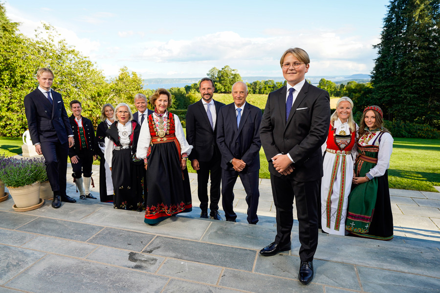 Mette-Marit rörd till tårar på sonens konfirmation