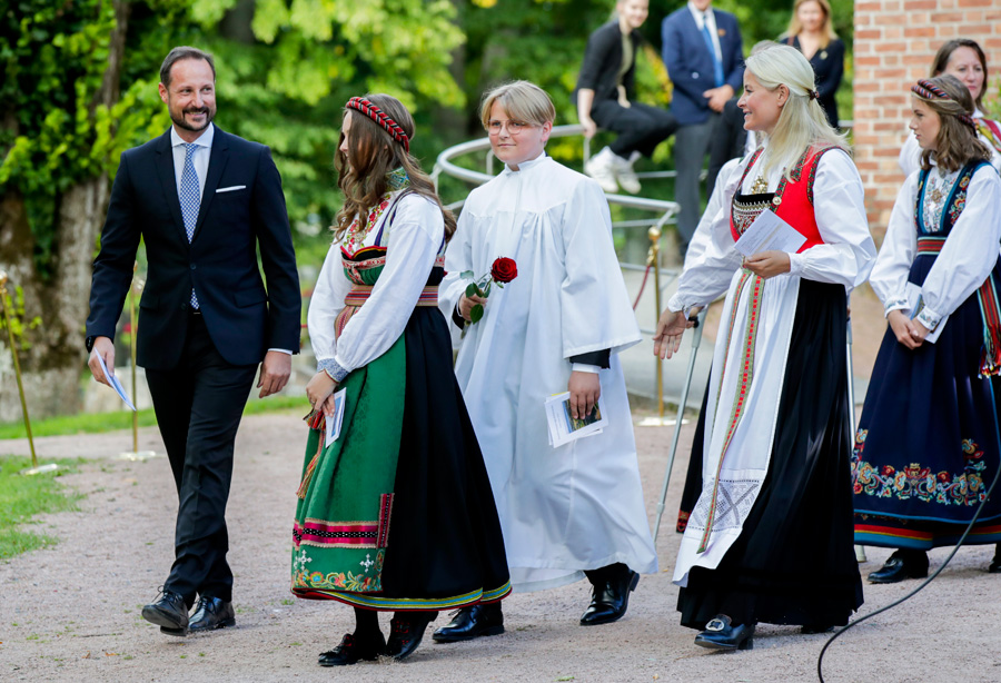 Mette-Marit rörd till tårar på sonens konfirmation