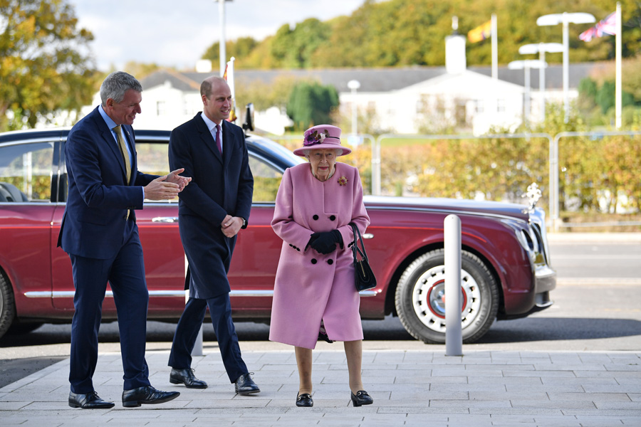 Drottning Elizabeth kliver in i hetluften igen